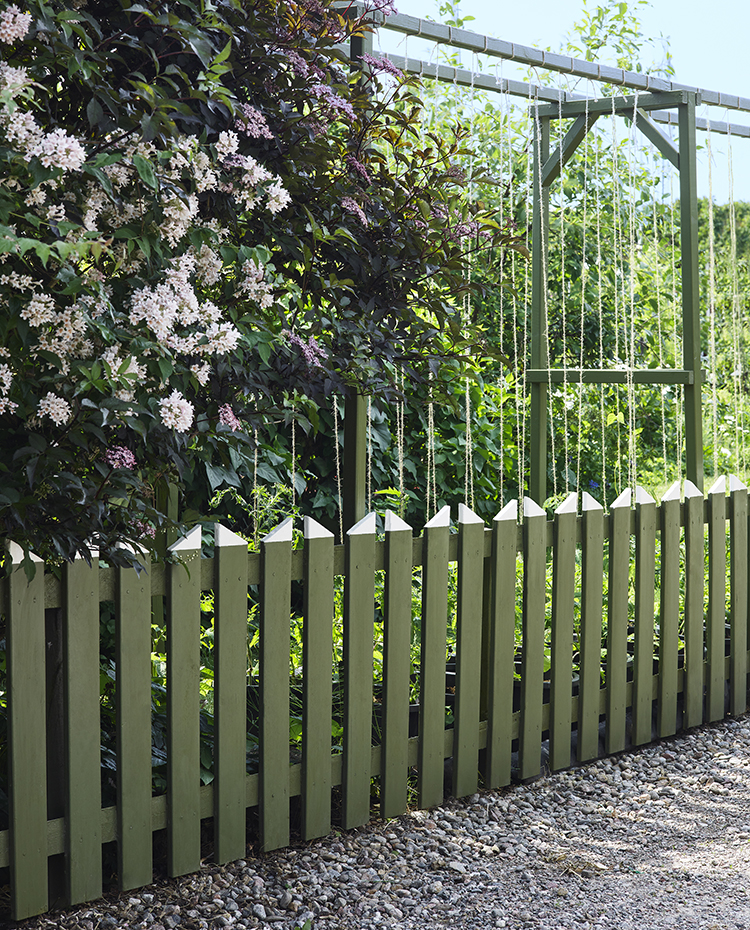 Ljuvligt med grönmålat staket!